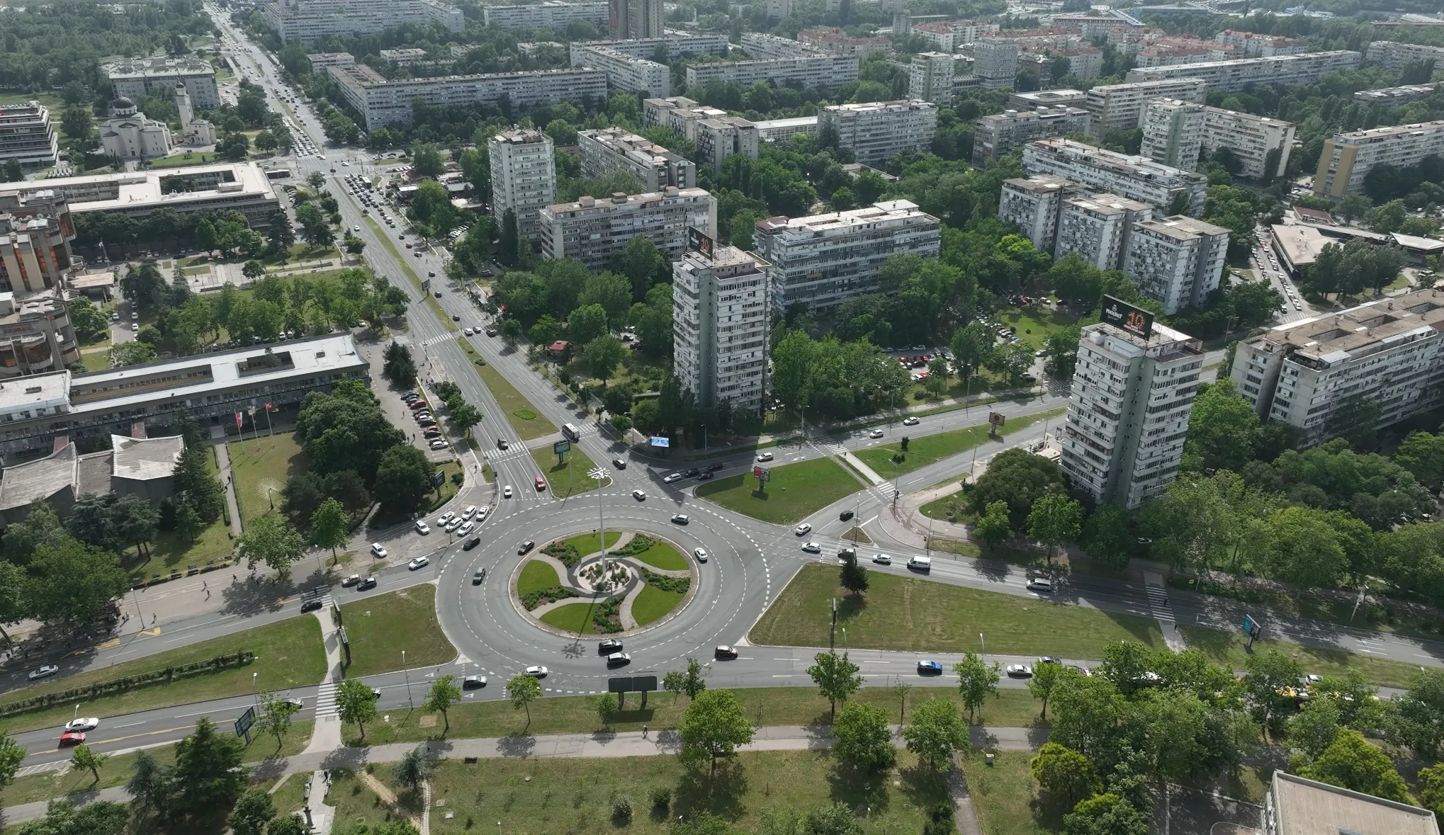 Kružni tok okružen stambenim zgradama u Novom Beogradu